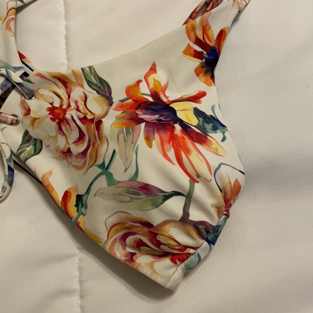 *SOLD*Front Tie Floral Swim Top ☀️🌸 - Picture 5 of 10